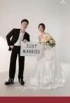 Thiệp cưới bảng Just Married dải đỏ